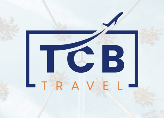 Flugzeug im Hintergrund mit Logo von TCB Travel
